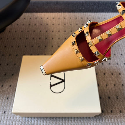 VALENTINO 26S ROCKSTUD HIGH HEELS 40 MM IN CAMEL BROWN CALFSKIN