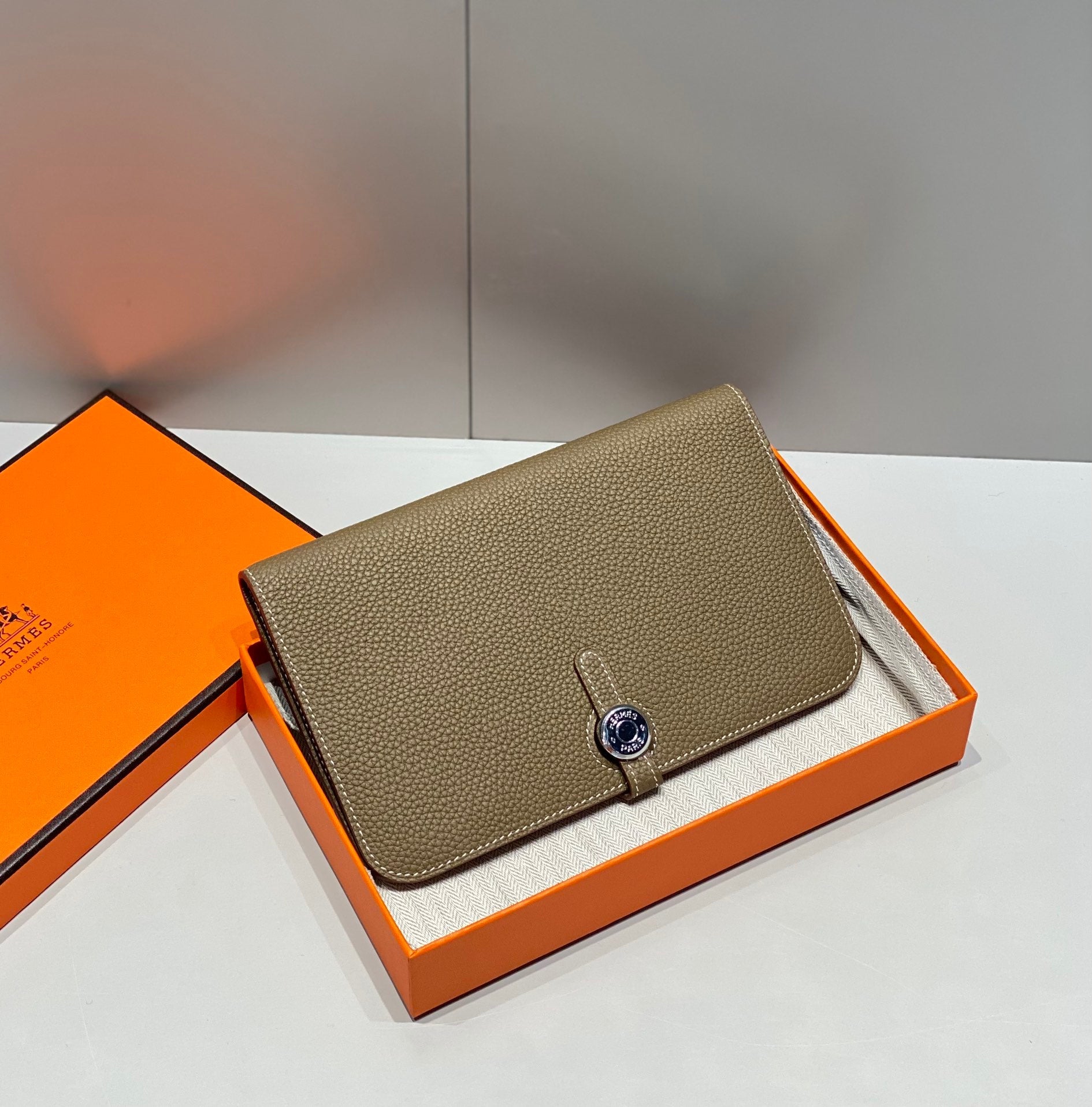 TOGO PASSPORT HOLDER 20 IN MOCHA BROWN CALFSKIN