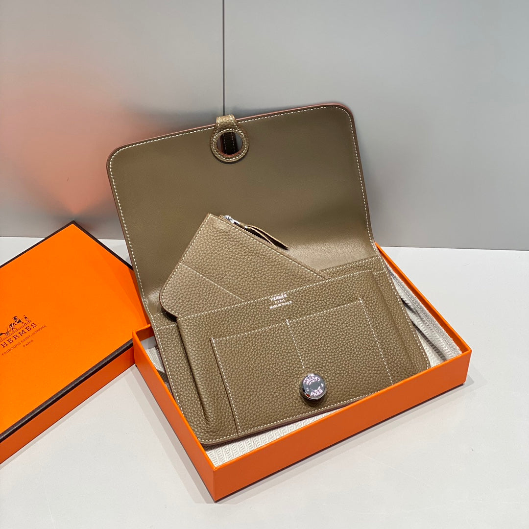 TOGO PASSPORT HOLDER 20 IN MOCHA BROWN CALFSKIN
