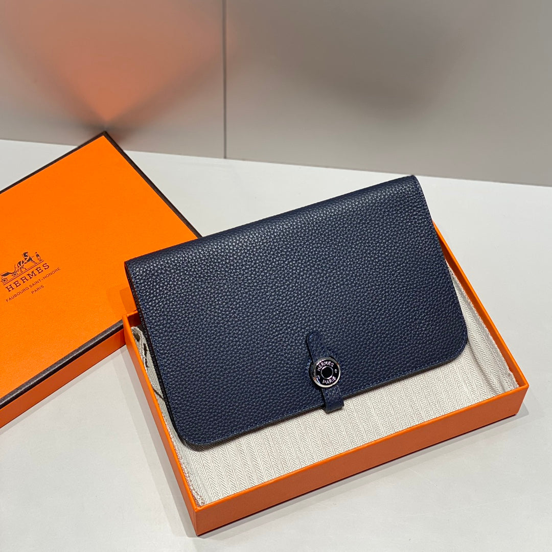 TOGO PASSPORT HOLDER 20 IN NAVY BLUE CALFSKIN