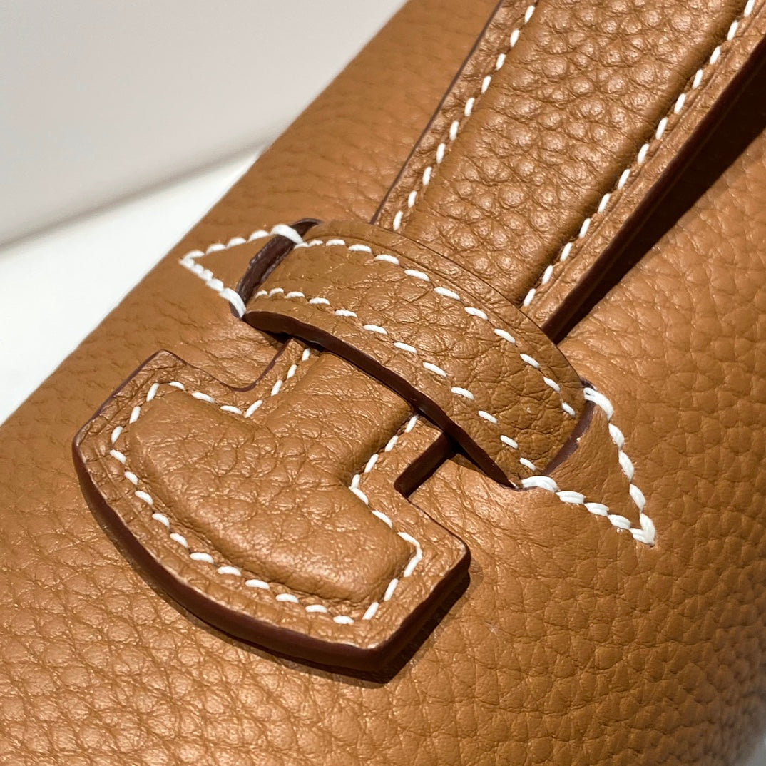 SAC A DEPECHES LIGHT 38 IN GOLD TOGO CALFSKIN