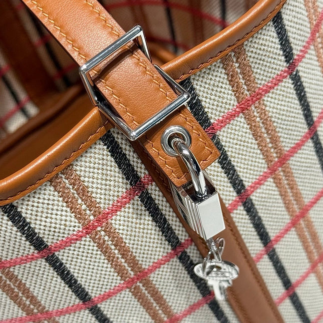 PICOTIN LOCK 18 BAG IN GOLD CALFSKIN ÉCRU/BEIGE/FAUVE/ROSE POP/NOIR EMBROIDERY PLAID CANVAS