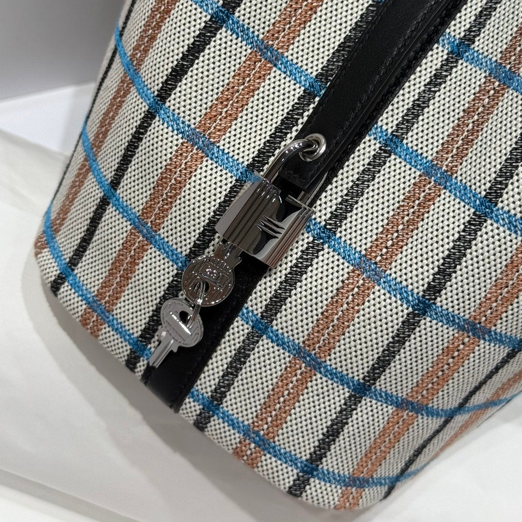 PICOTIN LOCK 18 BAG IN BLACK CALFSKIN ÉCRU/NOIR/FAUVE/NOIR/BLEU ZANZIBAR EMBROIDERY PLAID CANVAS