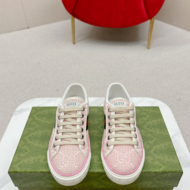 GUCCI 26S LOW TOP SNEAKERS IN LIGHT PINK CANVAS STYLE 09