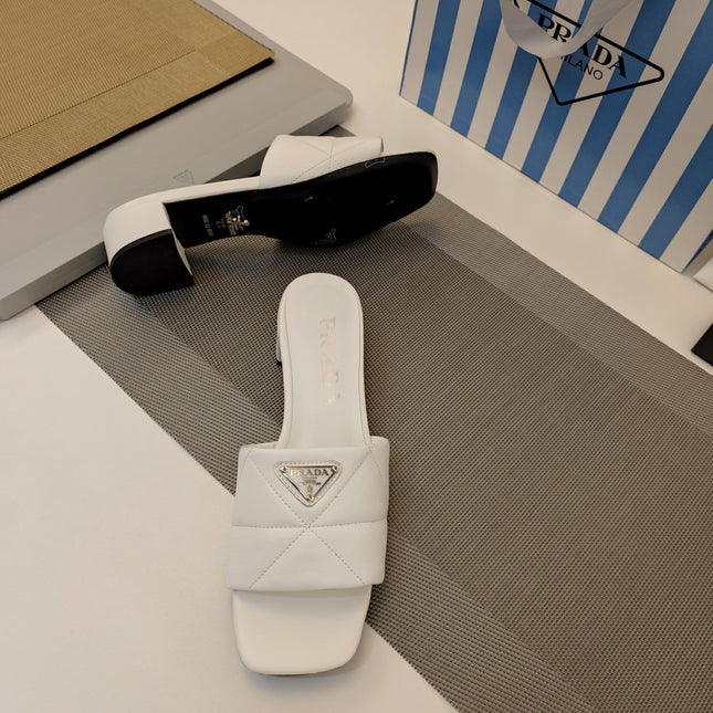 PRADA 26S LOW HEEL OPEN TOE MULES 45MM IN WHITE QUILTED CALFSKIN WITH LOGO
