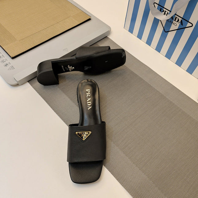 PRADA 26S OPEN TOE MULES 45MM IN BLACK SAFFIANO CALFSKIN WITH LOGO