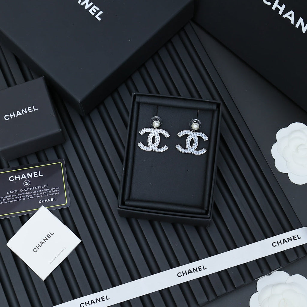 DOUBLE C EARRINGS IN SILVER METAL WITH BLACK SNOWFLAKE EMBOSSED ON WHITE ENAMEL