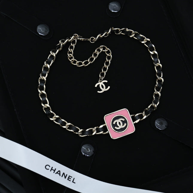 CHAIN CHOKER IN GOLD-PLATED METAL WITH  LEATHER THROUGH LINKS