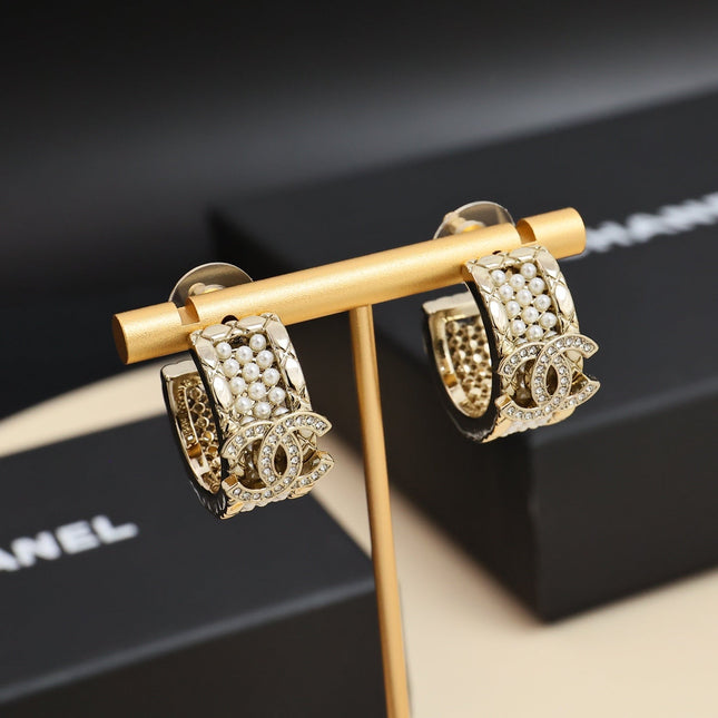 CHANEL 26S DOUBLE C LOGO PEARL & CRYSTAL HOOP EARRINGS IN GOLD METAL 630028