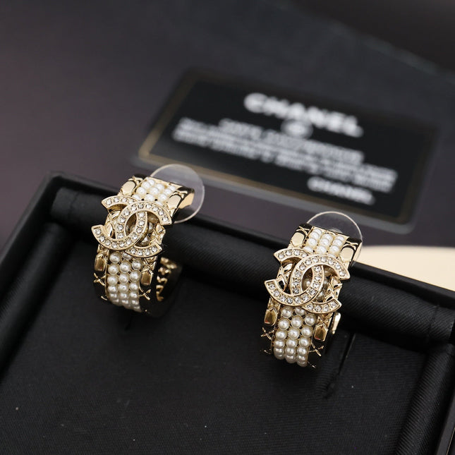 CHANEL 26S DOUBLE C LOGO PEARL & CRYSTAL HOOP EARRINGS IN GOLD METAL 630028