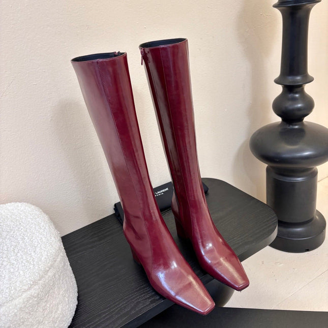 YSL 26S KNEE-HIGH HEELED BOOTS IN DARK RED SHINY CALFSKIN