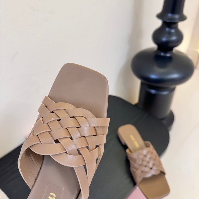 MIUMIU 26S IVETTE WOVEN SLIDE SANDALS IN BROWN CALFSKIN