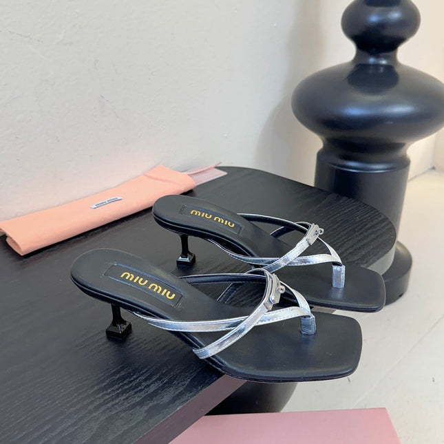 MIUMIU 26S LOW-HEEL THONG SANDALS IN BLACK AND SILVER CALFSKIN