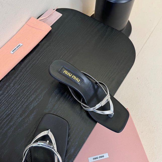 MIUMIU 26S LOW-HEEL THONG SANDALS IN BLACK AND SILVER CALFSKIN