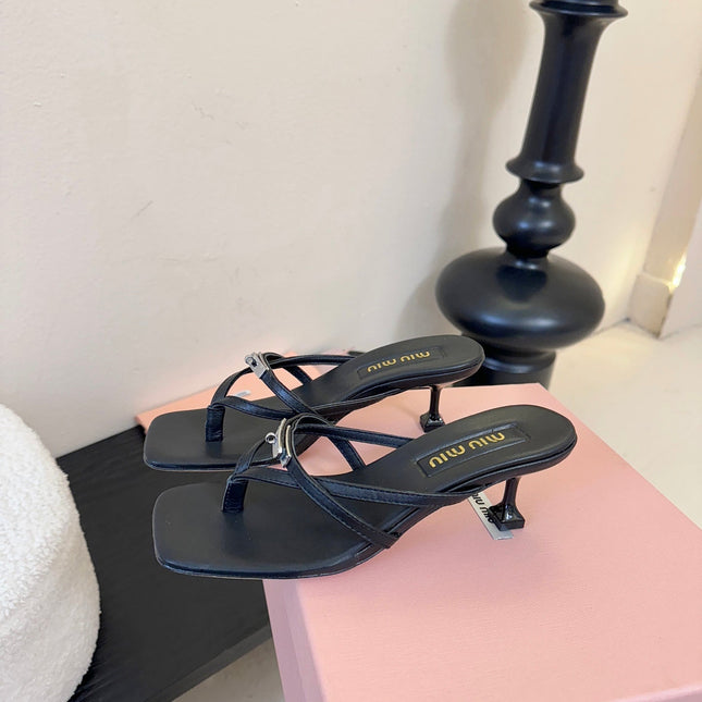 MIUMIU 26S LOW-HEEL THONG SANDALS IN BLACK CALFSKIN
