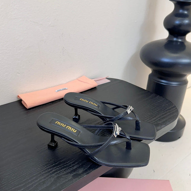MIUMIU 26S LOW-HEEL THONG SANDALS IN BLACK CALFSKIN