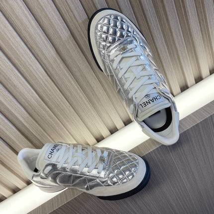 CHANEL 26S SNEAKER IN SILVER QUILTED CALFSKIN AND WHITE LOW TOP
