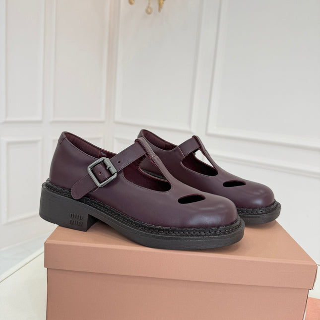 MIUMIU 26S SANDAL 35MM IN DARK RED BROWN CALFSKIN WITH STYLIZED T-STRING