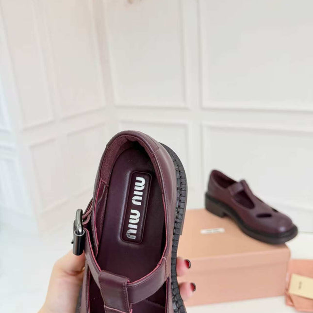 MIUMIU 26S SANDAL 35MM IN DARK RED BROWN CALFSKIN WITH STYLIZED T-STRING