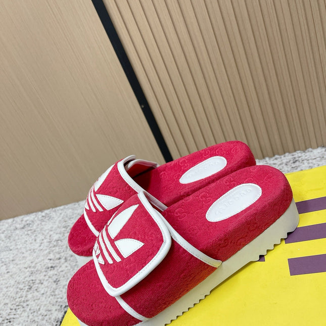 GUCCI 26S PLATFORM SLIDE SANDALS IN RED FABRIC