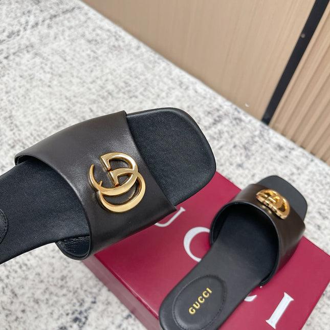 GUCCI 26S SLIDE SANDAL IN BLACK CALFSKIN WITH GOLD HARDWARE