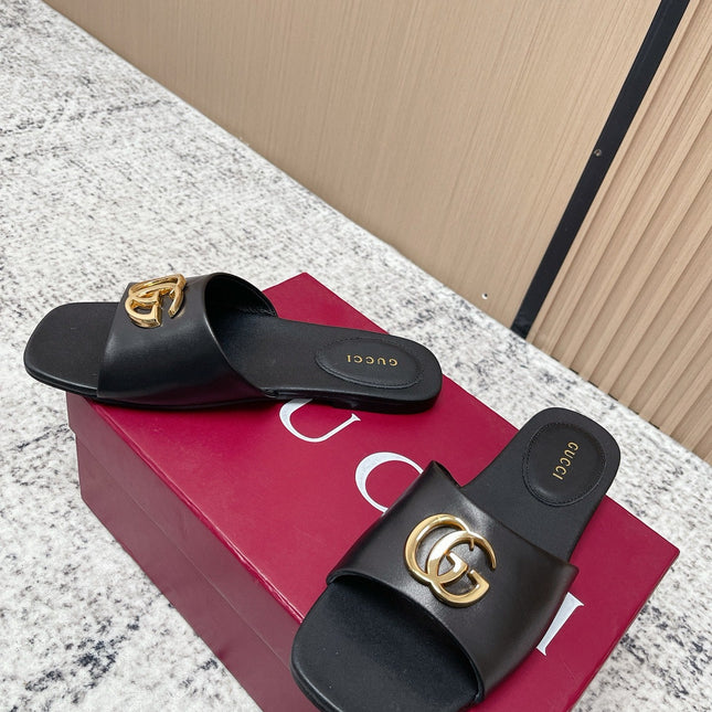 GUCCI 26S SLIDE SANDAL IN BLACK CALFSKIN WITH GOLD HARDWARE