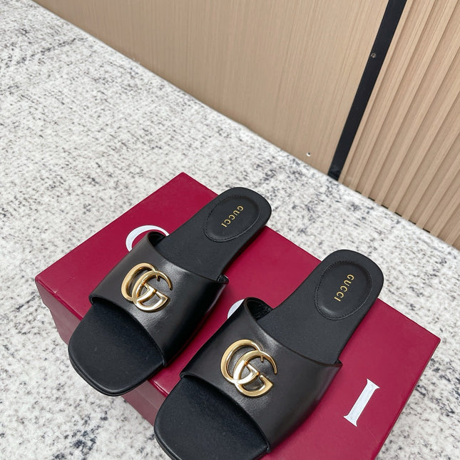 GUCCI 26S SLIDE SANDAL IN BLACK CALFSKIN WITH GOLD HARDWARE