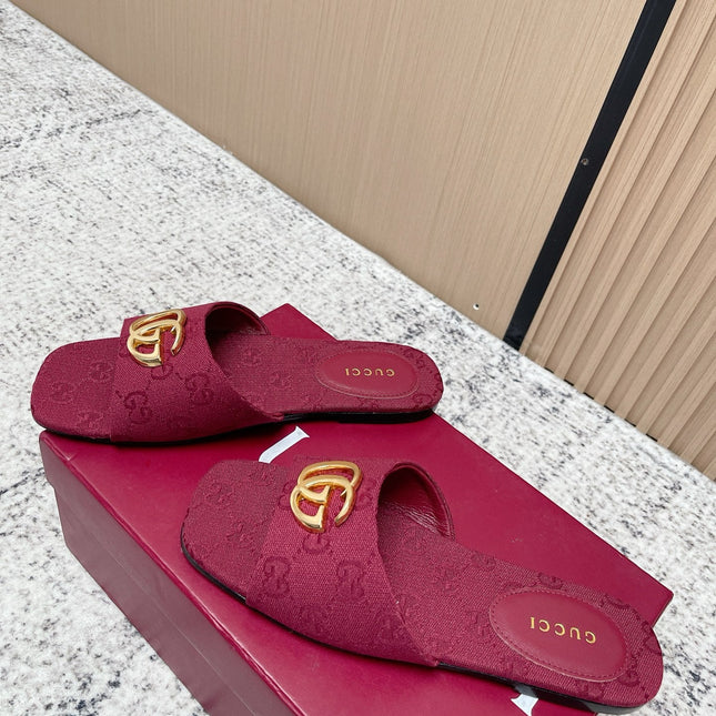 GUCCI 26S SLIDE SANDAL IN DARK RED CANVAS