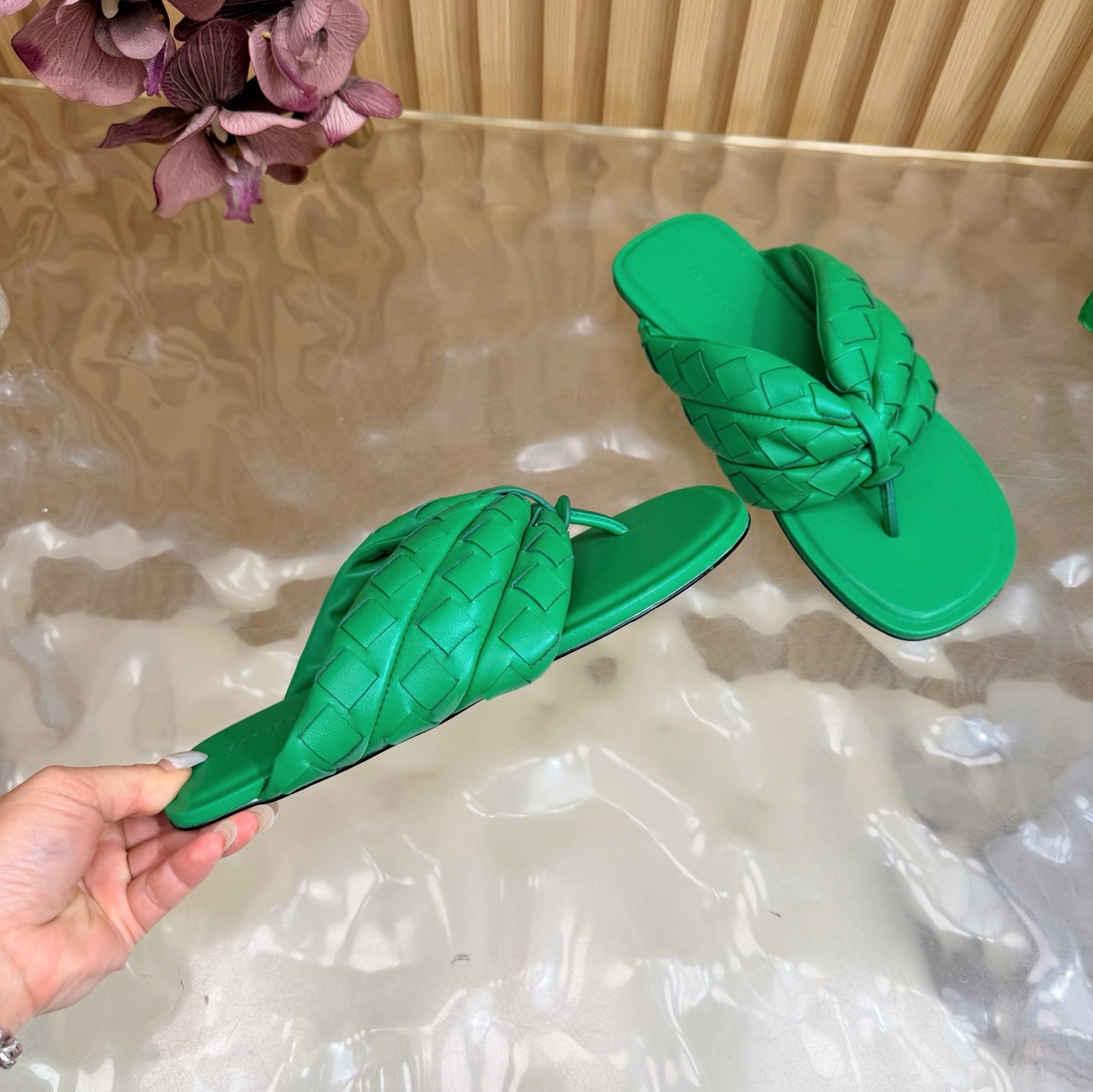 BOTTEGA VENETA 26S THONG SANDALS IN GREEN LAMBSKIN