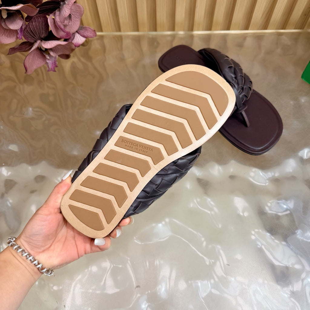 BOTTEGA VENETA 26S THONG SANDALS IN DARK BROWN LAMBSKIN