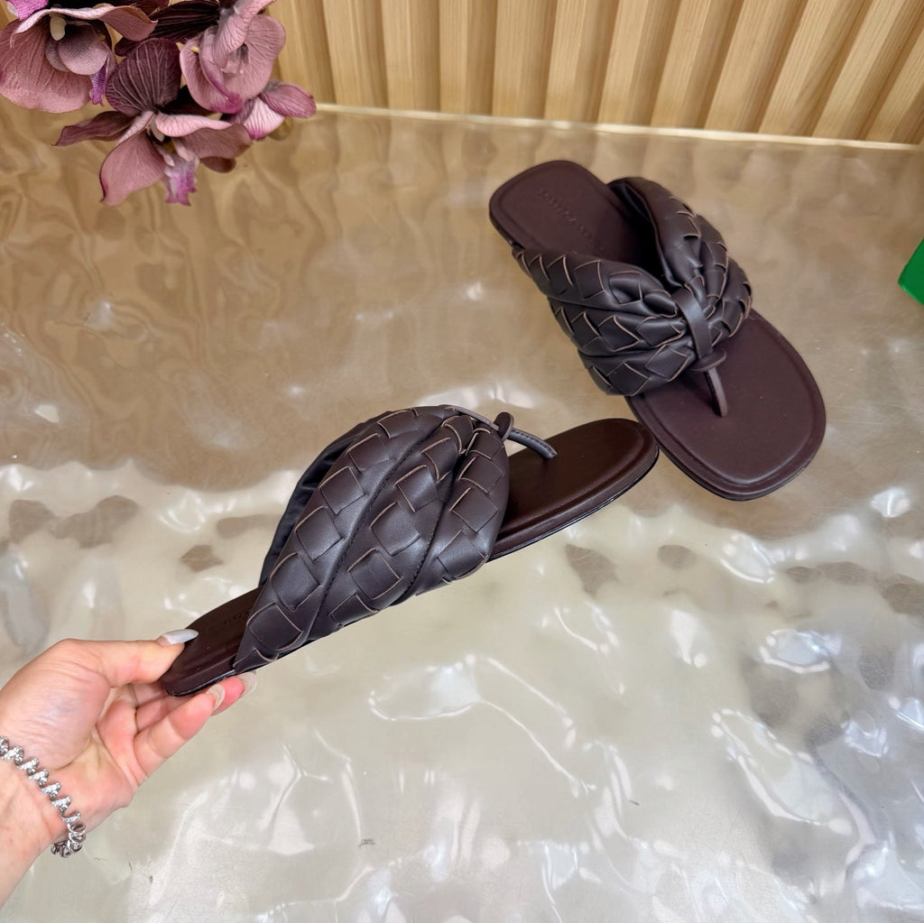 BOTTEGA VENETA 26S THONG SANDALS IN DARK BROWN LAMBSKIN