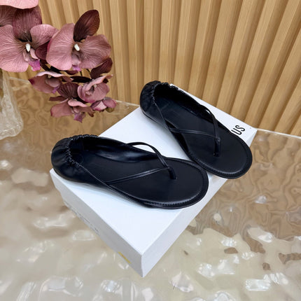 JACQUEMUS 26S CLOSED-BACK THONG SANDALS IN BLACK CALFSKIN
