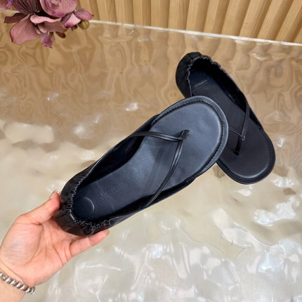 JACQUEMUS 26S CLOSED-BACK THONG SANDALS IN BLACK CALFSKIN