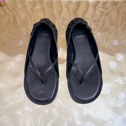 JACQUEMUS 26S CLOSED-BACK THONG SANDALS IN BLACK CALFSKIN