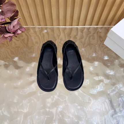 JACQUEMUS 26S CLOSED-BACK THONG SANDALS IN BLACK CALFSKIN