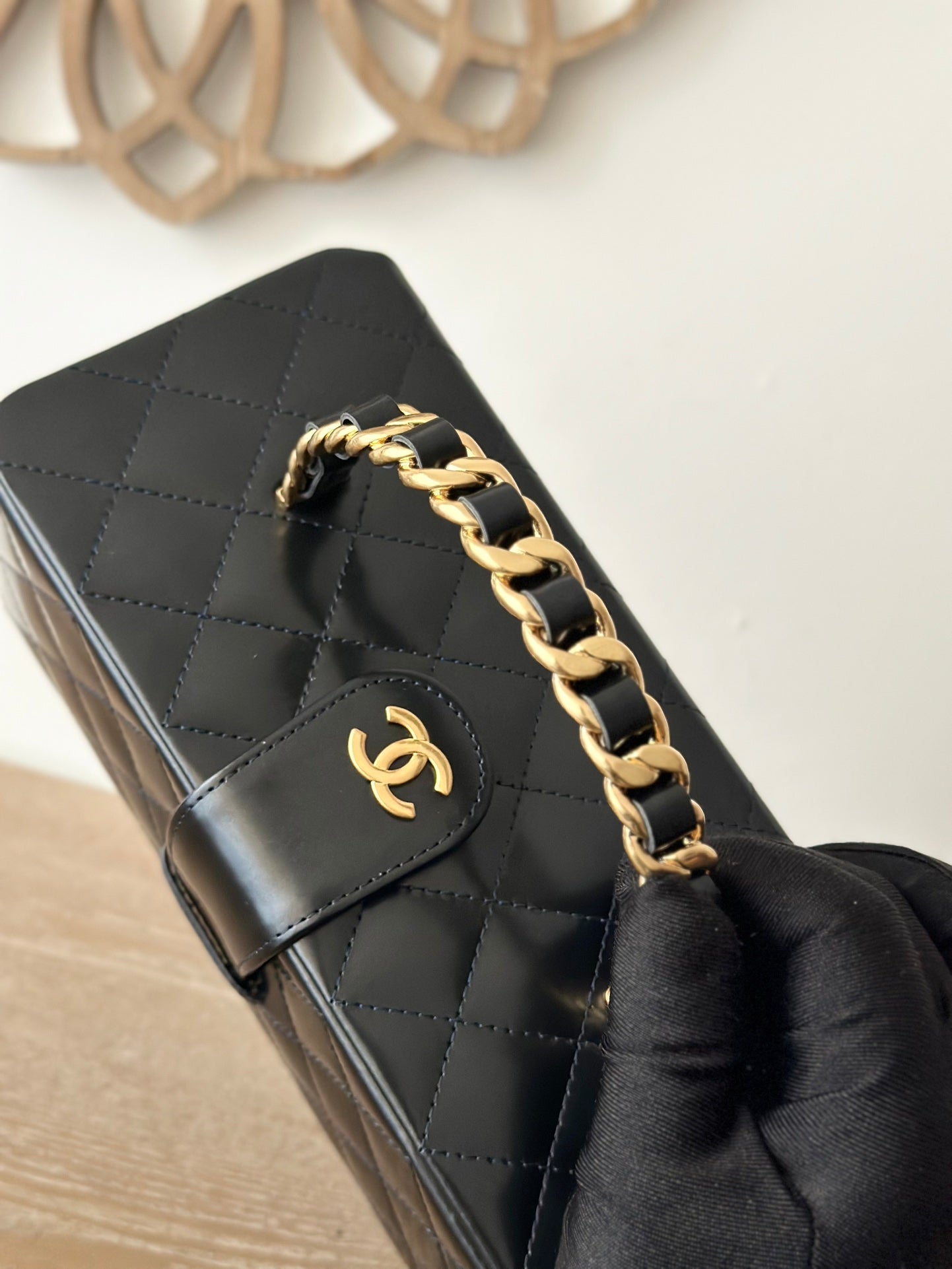 VINTAGE COSMETIC BAG 22 IN BLACK SHINY CALFSKIN GOLD HARDWARE