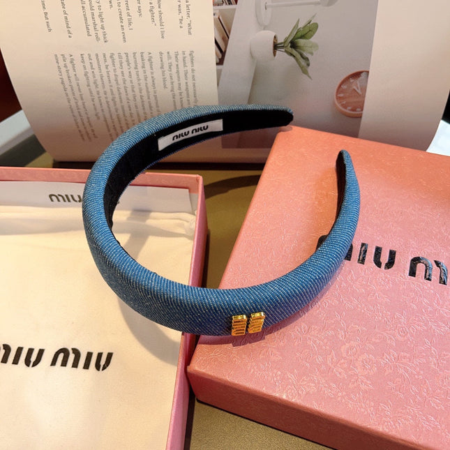 THICK HEADBAND IN AZURE BLUE DENIM GOLD LOGO 425464