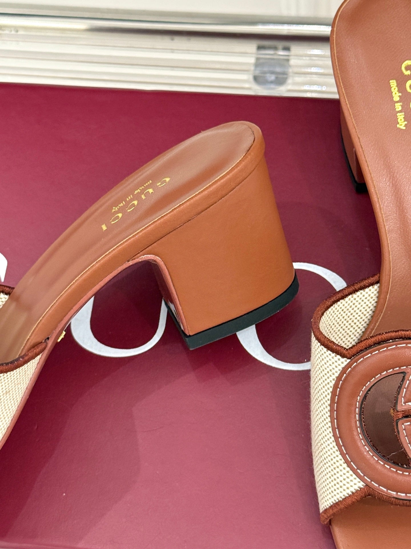 MID-HEEL MULE IN BROWN CALFSKIN AND CREAM WHITE FABRIC