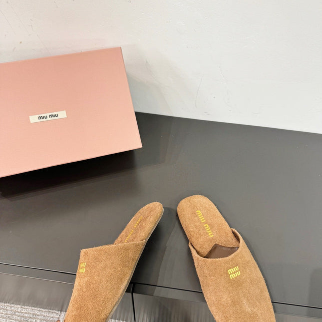 MIUMIU 26S MULE LOAFERS IN CARAMEL BROWN SUEDE LOGO