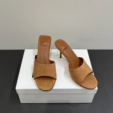 JACQUEMUS 26S HIGH-HEEL SANDALS IN BROWN CROC-EMBOSSED SUEDE