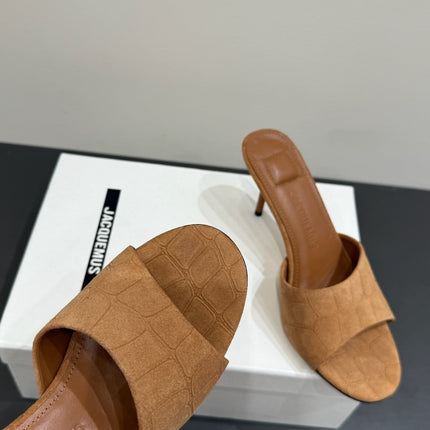JACQUEMUS 26S HIGH-HEEL SANDALS IN BROWN CROC-EMBOSSED SUEDE