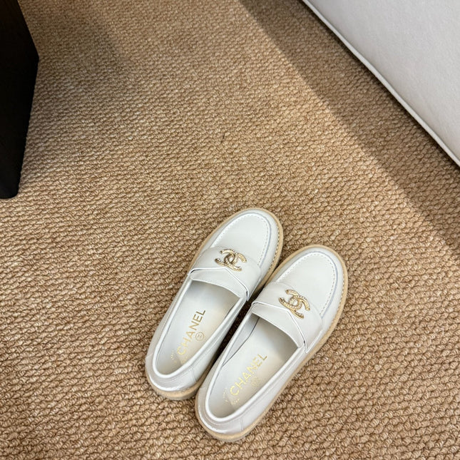CHANEL 26S LOAFER IN WHITE PATENT CALFSKIN CC LOGO