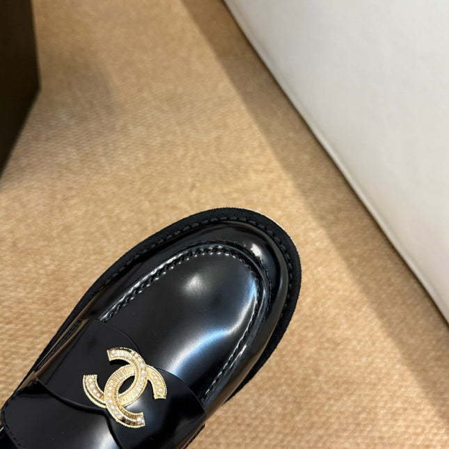 CHANEL 26S LOAFER IN BLACK PATENT CALFSKIN CC LOGO