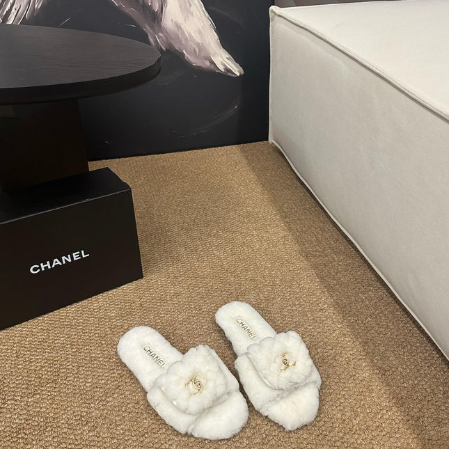 CHANEL 26S SLIDE SANDALS IN WHITE SHEARLING CC LOGO
