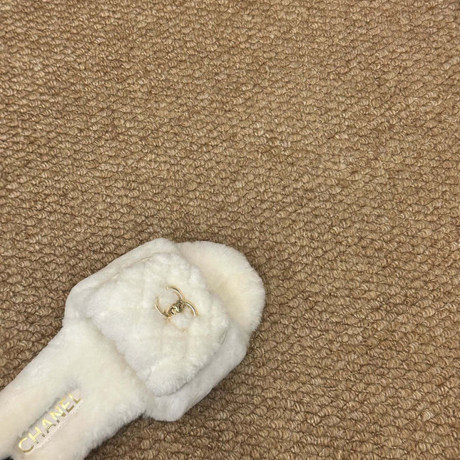 CHANEL 26S SLIDE SANDALS IN WHITE SHEARLING CC LOGO