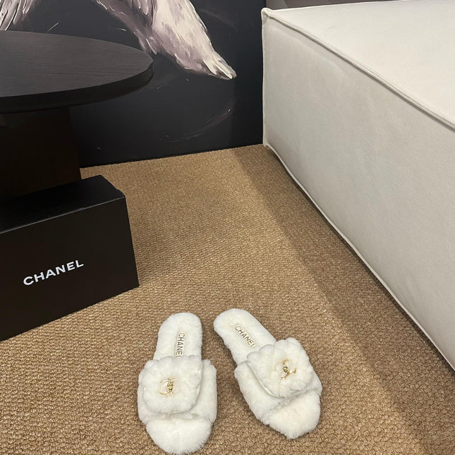 CHANEL 26S SLIDE SANDALS IN WHITE SHEARLING CC LOGO