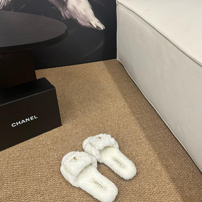 CHANEL 26S SLIDE SANDALS IN WHITE SHEARLING CC LOGO