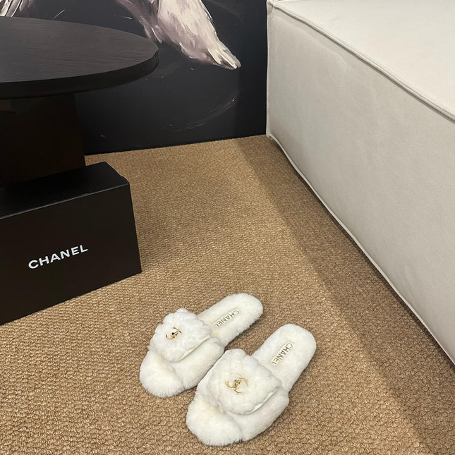 CHANEL 26S SLIDE SANDALS IN WHITE SHEARLING CC LOGO