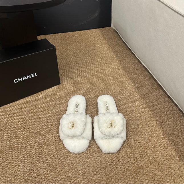 CHANEL 26S SLIDE SANDALS IN WHITE SHEARLING CC LOGO