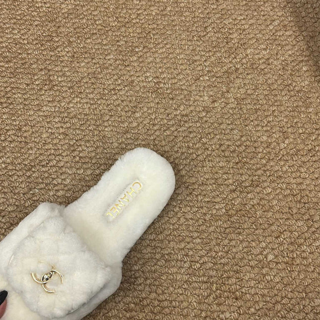 CHANEL 26S SLIDE SANDALS IN WHITE SHEARLING CC LOGO